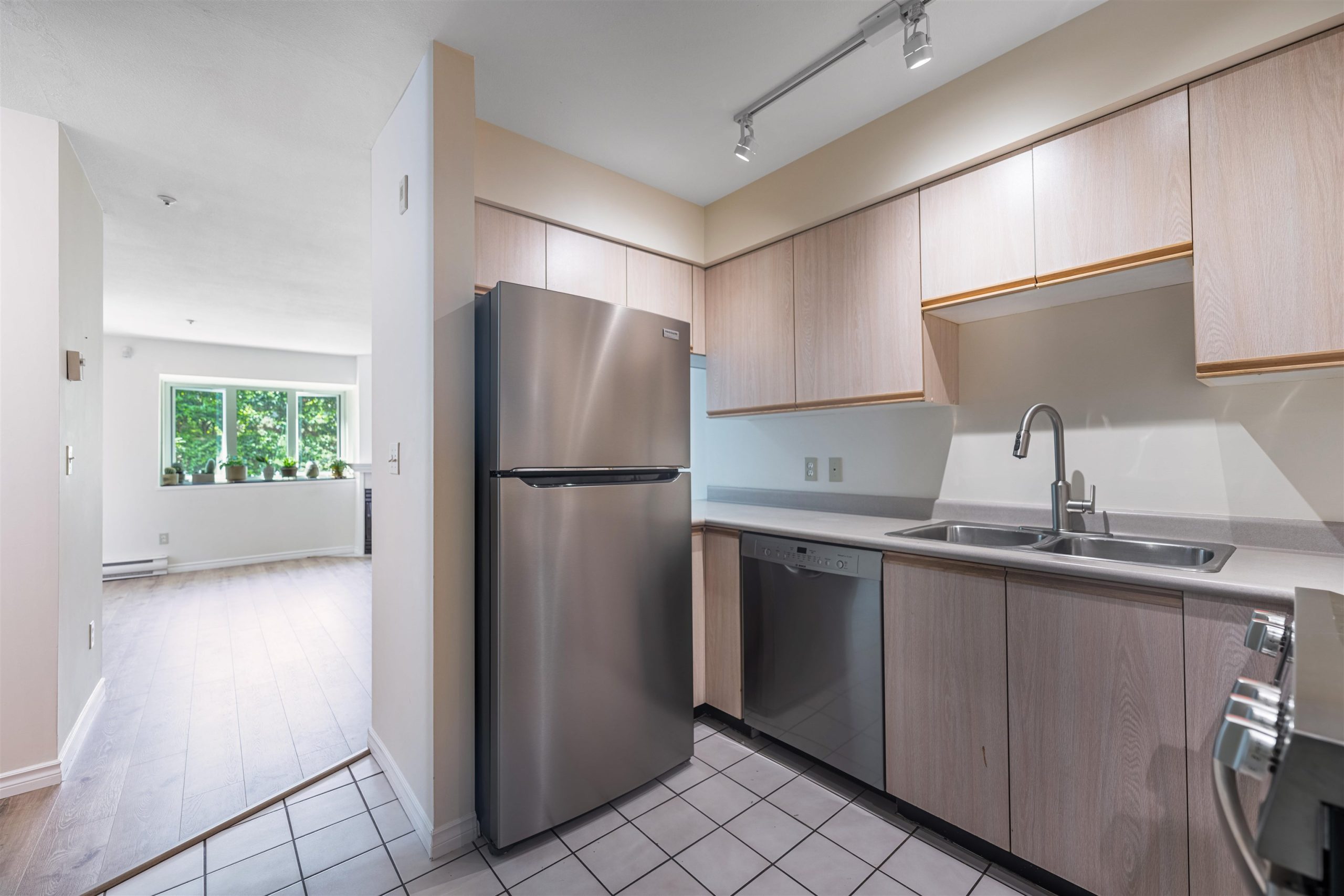 109 2133 DUNDAS STREET, VANCOUVER 4