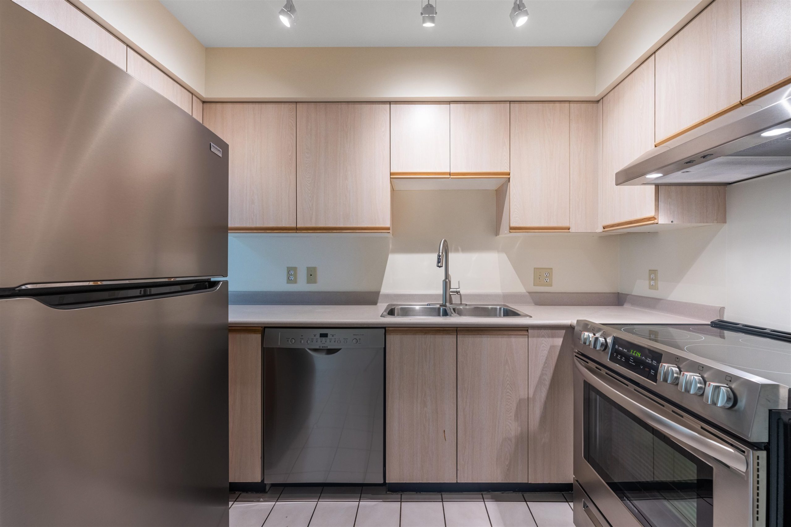 109 2133 DUNDAS STREET, VANCOUVER 5